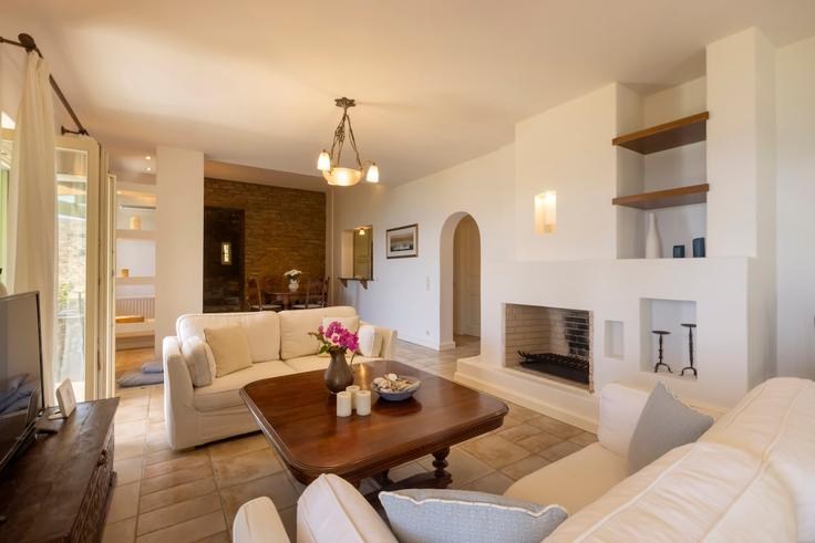 Elegant gestaltetes Wohnzimmer mit moderner Einrichtung in einer Wohnung im Building Piso Gialia - vilaman-ike-avantio - 1224446 - ATH in Andros, Andros Elegant gestaltetes Wohnzimmer mit moderner Einrichtung in einer Wohnung im Building Piso Gialia - vilaman-ike-avantio - 1224446 - ATH in Andros, Andros