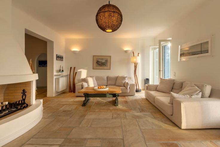 Salle de séjour élégante avec mobilier moderne dans un appartement à Building Piso Gialia - vilaman-ike-avantio - 1224442 - ATH à Andros, Andros