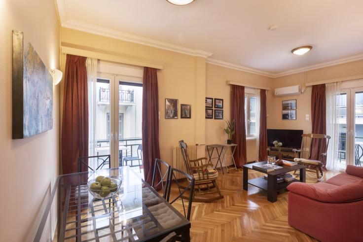 Elegante sala de estar con mobiliario moderno en un apartamento en Building Tzireon - vilaman-ike-avantio - 1224513 - ATH en Central Athens, Athens Elegante sala de estar con mobiliario moderno en un apartamento en Building Tzireon - vilaman-ike-avantio - 1224513 - ATH en Central Athens, Athens