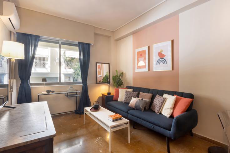 Elegant gestaltetes Wohnzimmer mit moderner Einrichtung in einer Wohnung im Building Akti Moutsopoulou - vilaman-ike-avantio - 1224492 - ATH in Piraeus, Athens