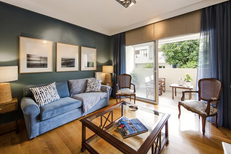 Elegante sala de estar con mobiliario moderno en un apartamento en Building Misaraliotou - vilaman-ike-avantio - 1224481 - ATH en Central Athens, Athens Elegante sala de estar con mobiliario moderno en un apartamento en Building Misaraliotou - vilaman-ike-avantio - 1224481 - ATH en Central Athens, Athens