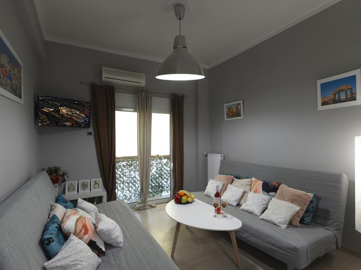 Salle de séjour élégante avec mobilier moderne dans un appartement à Building Makrigianni - vilaman-ike-avantio - 1224541 - ATH à Central Athens, Athens