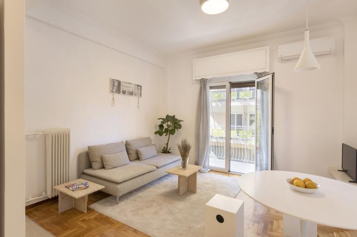 Sala de estar elegantemente projetada com móveis modernos em um apartamento no Building Keramikou - vilaman-ike-avantio - 1224528 - ATH em Central Athens, Athens Sala de estar elegantemente projetada com móveis modernos em um apartamento no Building Keramikou - vilaman-ike-avantio - 1224528 - ATH em Central Athens, Athens