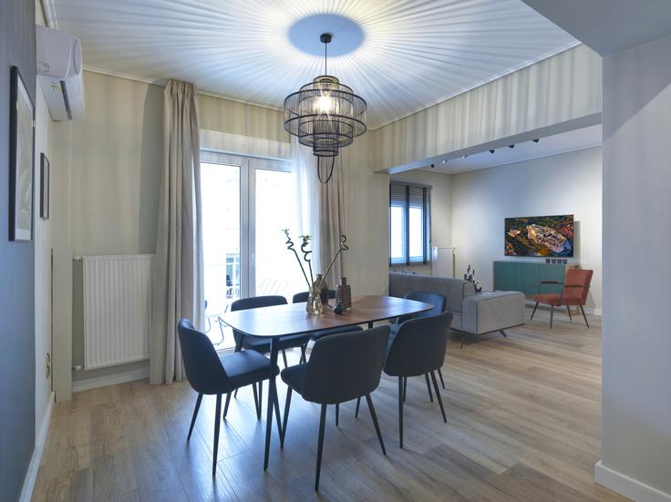 Mesa de comedor con elegantes sillas en un apartamento en Building Akadimias - vilaman-ike-avantio - 1224555 - ATH en Central Athens, Athens Mesa de comedor con elegantes sillas en un apartamento en Building Akadimias - vilaman-ike-avantio - 1224555 - ATH en Central Athens, Athens
