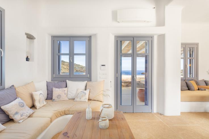 Building Mikonos - vilaman-ike-avantio - 1224591 - ATH adresindeki bir dairede modern mobilyalarla zarif bir şekilde tasarlanmış oturma odası Mykonos, Mykonos