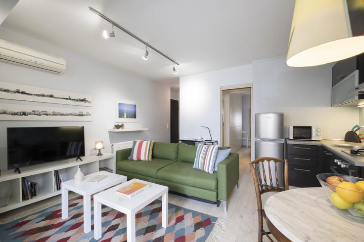 Elegante sala de estar con mobiliario moderno en un apartamento en Building Tsami Karatasou - vilaman-ike-avantio - 1225822 - ATH en Central Athens, Athens