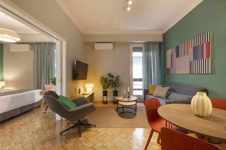 Building Pafsaniou - vilaman-ike-avantio - 1329106 adresindeki bir dairede modern mobilyalarla zarif bir şekilde tasarlanmış oturma odası Central Athens, Athens