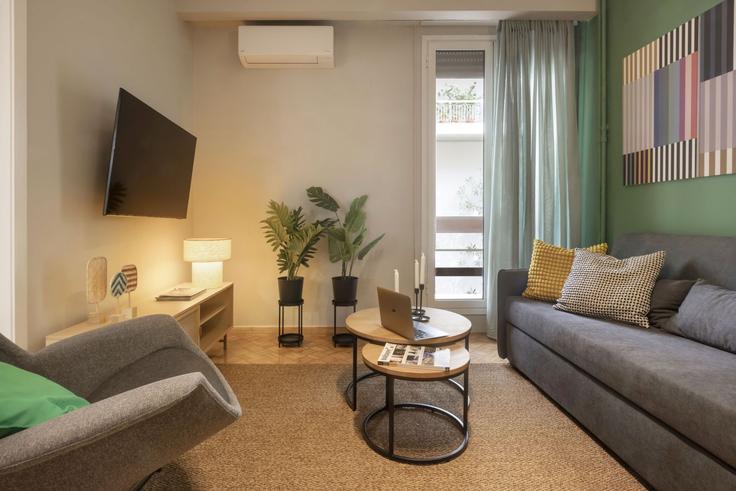 Sala de estar elegantemente projetada com móveis modernos em um apartamento no Building Pafsaniou - vilaman-ike-avantio - 1329106 em Central Athens, Athens