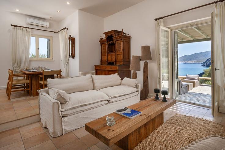 Sala de estar elegantemente projetada com móveis modernos em um apartamento no Building Piso Gialia - vilaman-ike-avantio - 1521694 em Andros, Andros