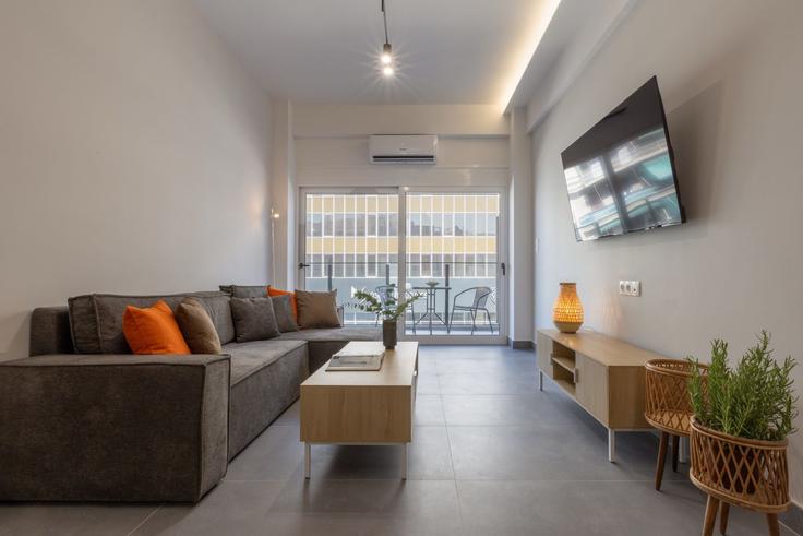 Salle de séjour élégante avec mobilier moderne dans un appartement à Building Charokopou - vilaman-ike-avantio - 1647177 à South Athens, Athens