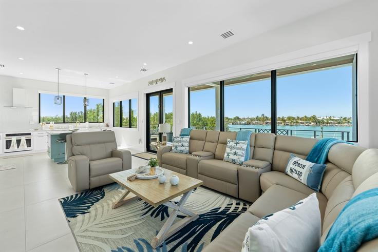 Elegante sala de estar con mobiliario moderno en un apartamento en Building Pescayo Avenue - villa-paraiso-vacation-rentals - 1325585 en Marathon, Marathon