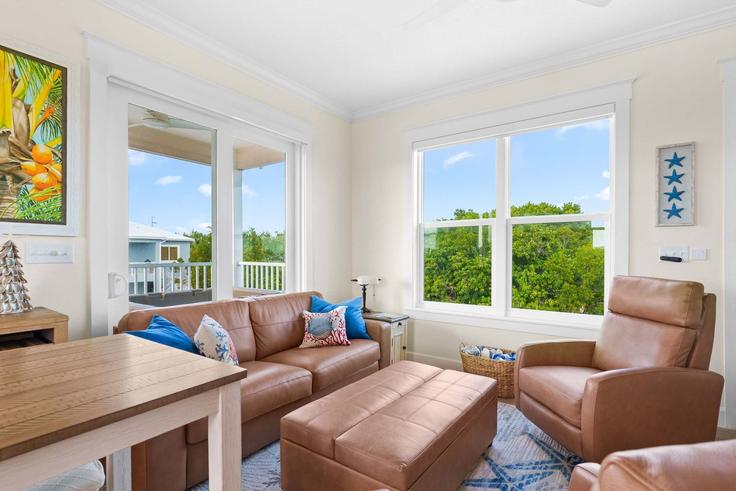 Salle de séjour élégante avec mobilier moderne dans un appartement à Building 89th Street Ocean - villa-paraiso-vacation-rentals - 1608678 à Marathon, Marathon