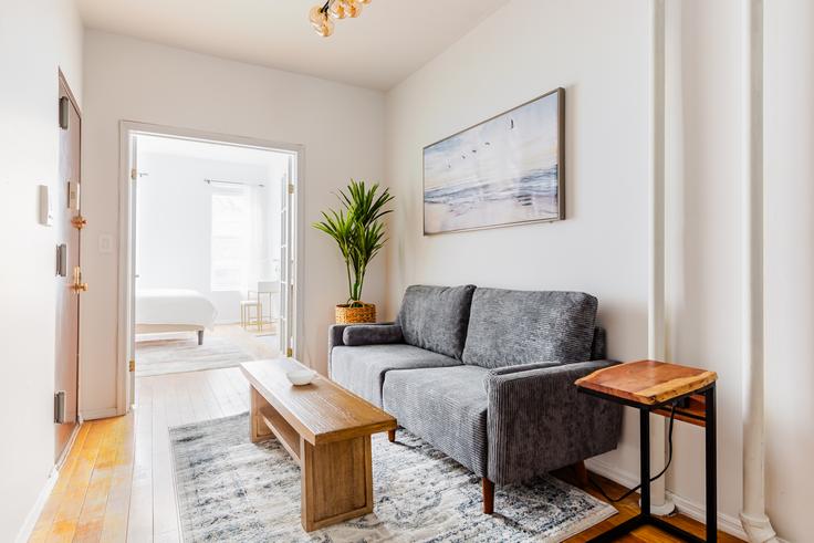 Building East 26th Street - villagelivingrealty - 1054298 - NYC adresindeki bir dairede modern mobilyalarla zarif bir şekilde tasarlanmış oturma odası Manhattan, New York Building East 26th Street - villagelivingrealty - 1054298 - NYC adresindeki bir dairede modern mobilyalarla zarif bir şekilde tasarlanmış oturma odası Manhattan, New York