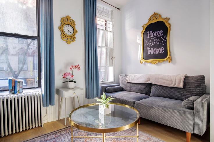 Salle de séjour élégante avec mobilier moderne dans un appartement à Building MacDougal Street - villagelivingrealty - 1056263 - NYC à Manhattan, New York Salle de séjour élégante avec mobilier moderne dans un appartement à Building MacDougal Street - villagelivingrealty - 1056263 - NYC à Manhattan, New York