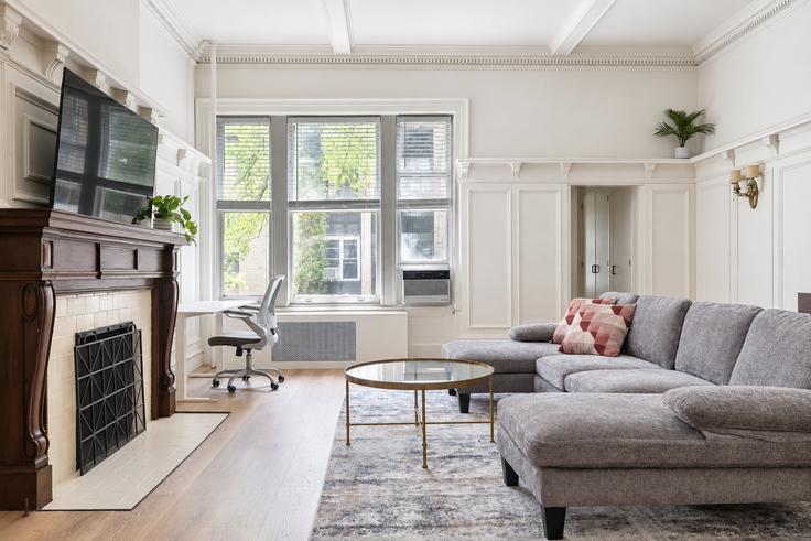 Manhattan, New York에 위치한 Building West 107th Street - villagelivingrealty - 1239985 - NYC 유닛의 세련된 인테리어가 돋보이는 거실 Manhattan, New York에 위치한 Building West 107th Street - villagelivingrealty - 1239985 - NYC 유닛의 세련된 인테리어가 돋보이는 거실