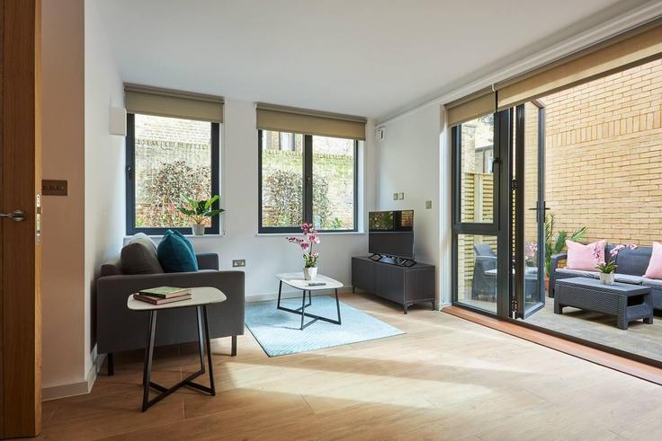 Salle de séjour élégante avec mobilier moderne dans un appartement à Building Overstone Road - viridian - 406663 - LON à London Borough of Hammersmith and Fulham, London