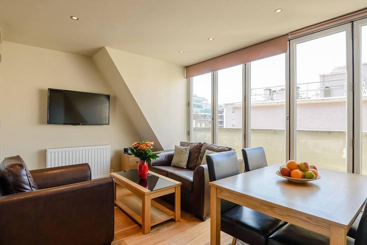 Elegante sala de estar con mobiliario moderno en un apartamento en Building Bedford Row - viridian - 406675 - LON en London Borough of Camden, London Elegante sala de estar con mobiliario moderno en un apartamento en Building Bedford Row - viridian - 406675 - LON en London Borough of Camden, London