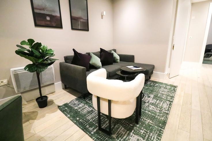 Sala de estar elegantemente projetada com móveis modernos em um apartamento no Building Charlotte Street - viridian - 406665 - LON em City of Westminster, London