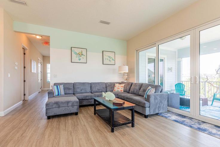 Salle de séjour élégante avec mobilier moderne dans un appartement à Building Moody Drive - virtualhomesreality - 1261599 - USA à Palm Coast, Palm Coast