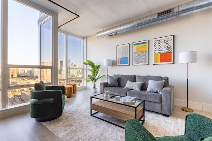 Salle de séjour élégante avec mobilier moderne dans un appartement à Building Pavonia Avenue - virvan-living-llc - 1647332 à Jersey City, Jersey City Salle de séjour élégante avec mobilier moderne dans un appartement à Building Pavonia Avenue - virvan-living-llc - 1647332 à Jersey City, Jersey City