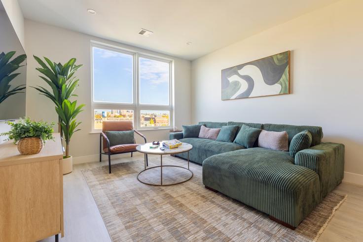 Salle de séjour élégante avec mobilier moderne dans un appartement à Building Grand Street - virvan-living-llc - 1647329 à Jersey City, Jersey City Salle de séjour élégante avec mobilier moderne dans un appartement à Building Grand Street - virvan-living-llc - 1647329 à Jersey City, Jersey City