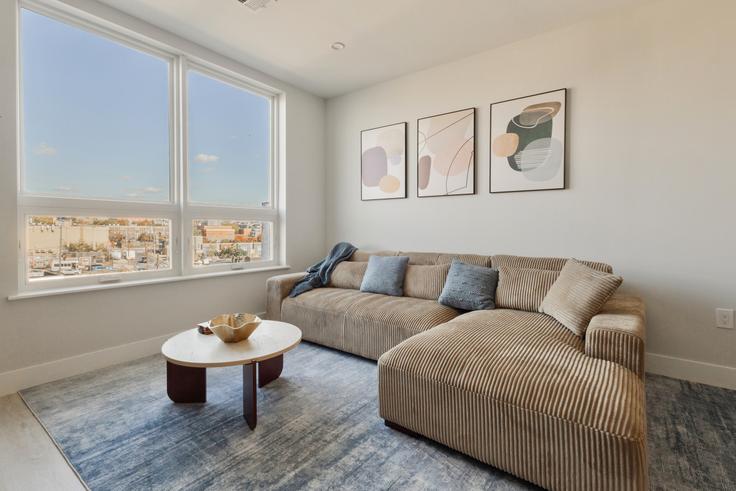 Salle de séjour élégante avec mobilier moderne dans un appartement à Building Grand Street - virvan-living-llc - 1647330 à Jersey City, Jersey City Salle de séjour élégante avec mobilier moderne dans un appartement à Building Grand Street - virvan-living-llc - 1647330 à Jersey City, Jersey City