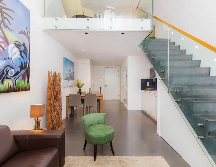 Zurich WiedikonのBuilding Wolframplatz - visionapartments - 1055047のアパートメントにある、モダンな家具を備えたエレガントなデザインのリビングルーム Zurich WiedikonのBuilding Wolframplatz - visionapartments - 1055047のアパートメントにある、モダンな家具を備えたエレガントなデザインのリビングルーム