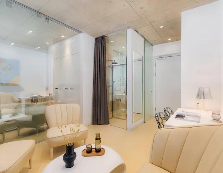 Zurich WiedikonのBuilding Wolframplatz - visionapartments - 1055050のアパートメントにある、モダンな家具を備えたエレガントなデザインのリビングルーム Zurich WiedikonのBuilding Wolframplatz - visionapartments - 1055050のアパートメントにある、モダンな家具を備えたエレガントなデザインのリビングルーム