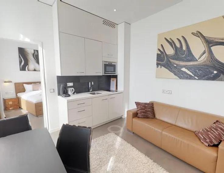 Building Otto-Braun-Straße - visionapartments - 1054994 adresindeki bir dairede modern mobilyalarla zarif bir şekilde tasarlanmış oturma odası Berlin, Berlin