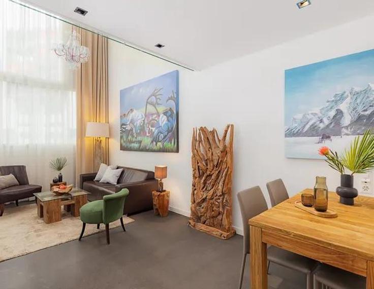 Sala de estar elegantemente projetada com móveis modernos em um apartamento no Building Wolframplatz - visionapartments - 1055047 em Wiedikon, Zurich