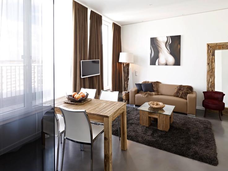 Salle de séjour élégante avec mobilier moderne dans un appartement à Building Otto-Braun-Straße - visionapartments - 1365857 à Berlin, Berlin