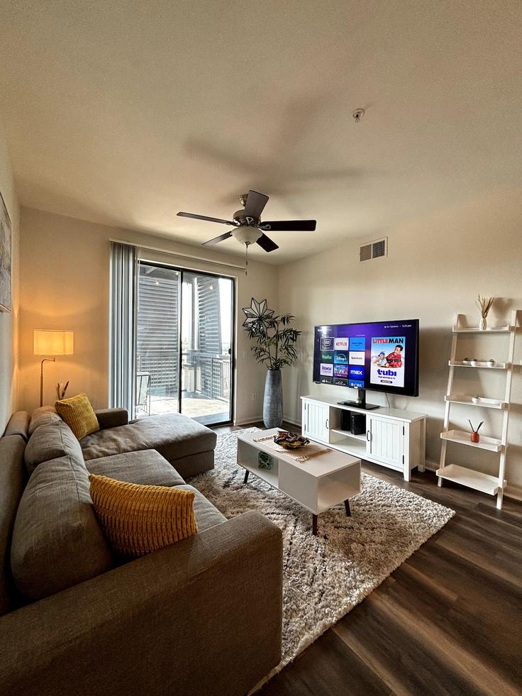Elegant gestaltetes Wohnzimmer mit moderner Einrichtung in einer Wohnung im Building Century Oaks Terrace - visity-retreats - 1608766 in Austin, Austin