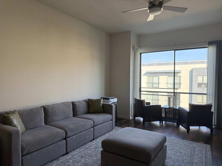 Elegant gestaltetes Wohnzimmer mit moderner Einrichtung in einer Wohnung im Building Century Oaks Terrace - visity-retreats - 1609009 in Austin, Austin
