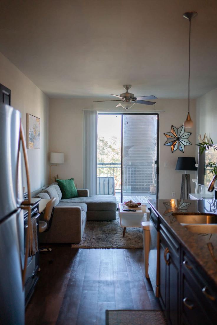 Elegant gestaltetes Wohnzimmer mit moderner Einrichtung in einer Wohnung im Building Century Oaks Terrace - visity-retreats - 1608766 in Austin, Austin Elegant gestaltetes Wohnzimmer mit moderner Einrichtung in einer Wohnung im Building Century Oaks Terrace - visity-retreats - 1608766 in Austin, Austin