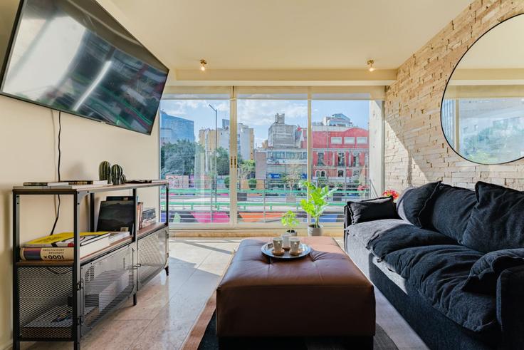 Sala de estar elegantemente projetada com móveis modernos em um apartamento no Building Calle Orizaba - viva-houses-beyond-corp - 1258772 - MEX em Mexico City, Mexico City Sala de estar elegantemente projetada com móveis modernos em um apartamento no Building Calle Orizaba - viva-houses-beyond-corp - 1258772 - MEX em Mexico City, Mexico City