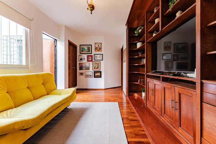 Salle de séjour élégante avec mobilier moderne dans un appartement à Building Descartes - viva-houses-beyond-corp - 1258774 - MEX à Mexico City, Mexico City