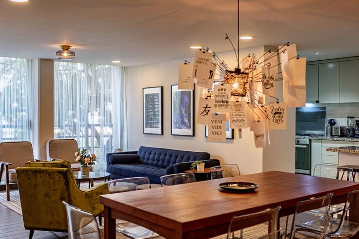 Mexico City, Mexico City에 위치한 Building Tepic - viva-houses-beyond-corp - 1363397 아파트의 세련된 인테리어가 돋보이는 거실 Mexico City, Mexico City에 위치한 Building Tepic - viva-houses-beyond-corp - 1363397 아파트의 세련된 인테리어가 돋보이는 거실