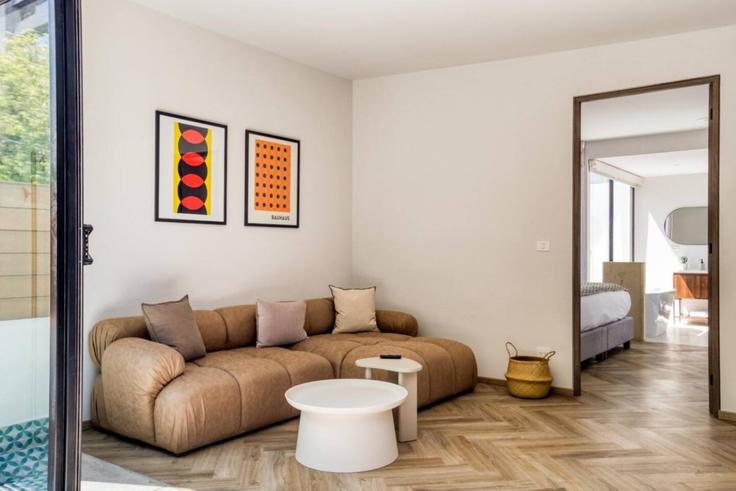 Mexico City, Mexico City에 위치한 Building Calle Dinamarca - viva-houses-beyond-corp - 1391358 유닛의 세련된 인테리어가 돋보이는 거실