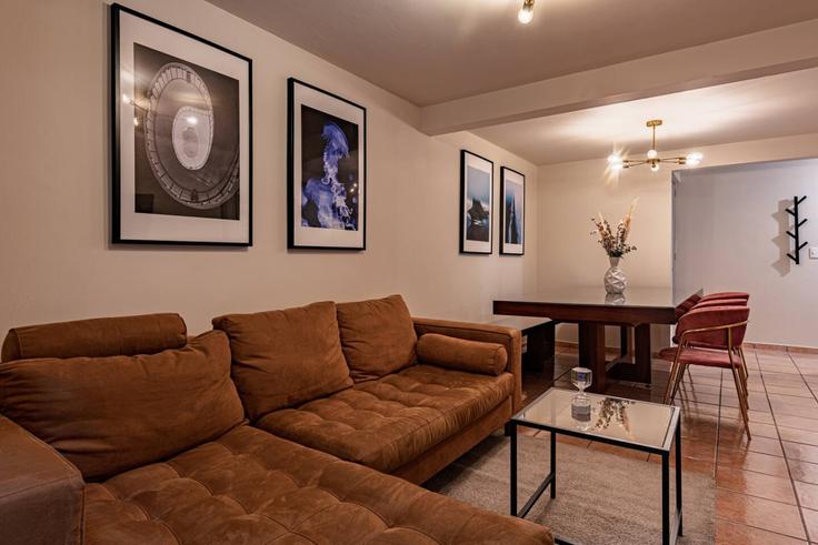 Mexico City Mexico CityのBuilding Jalapa - viva-houses-beyond-corp - 1391359のアパートメントにある、モダンな家具を備えたエレガントなデザインのリビングルーム