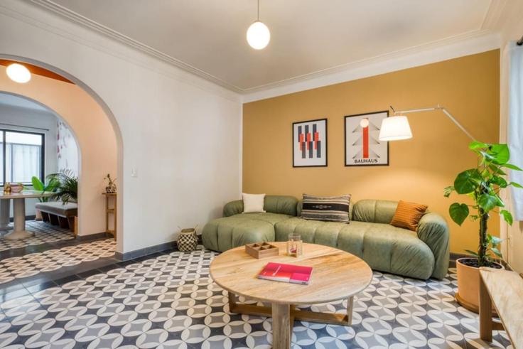 Elegante sala de estar con mobiliario moderno en un apartamento en Building Calle Dinamarca - viva-houses-beyond-corp - 1404703 en Mexico City, Mexico City Elegante sala de estar con mobiliario moderno en un apartamento en Building Calle Dinamarca - viva-houses-beyond-corp - 1404703 en Mexico City, Mexico City