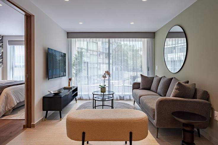Mexico City, Mexico City에 위치한 Building Avenida Nuevo León - viva-houses-beyond-corp - 1539531 유닛의 세련된 인테리어가 돋보이는 거실 Mexico City, Mexico City에 위치한 Building Avenida Nuevo León - viva-houses-beyond-corp - 1539531 유닛의 세련된 인테리어가 돋보이는 거실