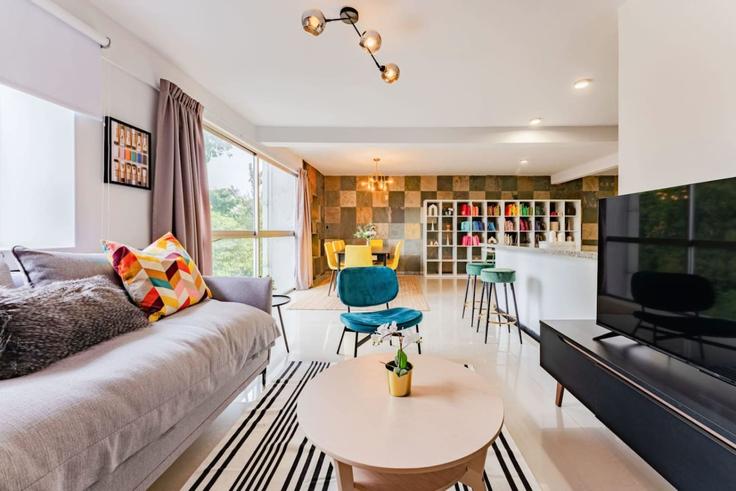 Elegante sala de estar con mobiliario moderno en un apartamento en Building Avenida Álvaro Obregón - viva-houses-beyond-corp - 1592256 en Mexico City, Mexico City