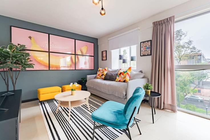 Sala de estar elegantemente projetada com móveis modernos em um apartamento no Building Avenida Álvaro Obregón - viva-houses-beyond-corp - 1592256 em Mexico City, Mexico City