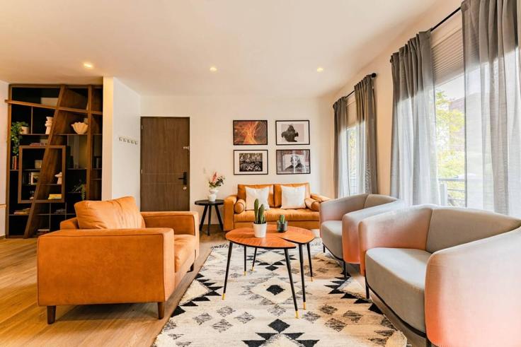 Sala de estar elegantemente projetada com móveis modernos em um apartamento no Building Jalapa - viva-houses-beyond-corp - 1592257 em Mexico City, Mexico City