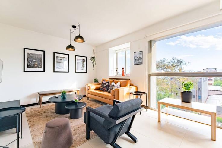 Elegant gestaltetes Wohnzimmer mit moderner Einrichtung in einer Wohnung im Building Avenida Álvaro Obregón - viva-houses-beyond-corp - 1592258 in Mexico City, Mexico City Elegant gestaltetes Wohnzimmer mit moderner Einrichtung in einer Wohnung im Building Avenida Álvaro Obregón - viva-houses-beyond-corp - 1592258 in Mexico City, Mexico City