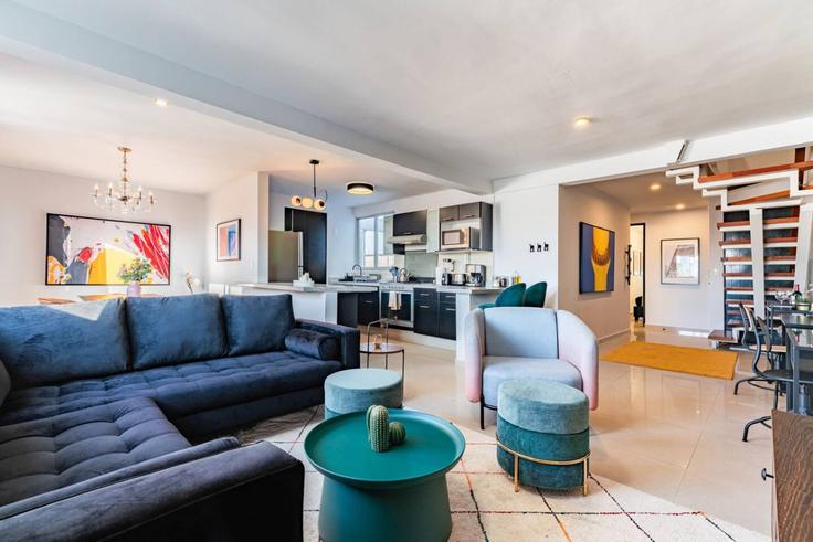 Mexico City, Mexico City에 위치한 Building Avenida Álvaro Obregón - viva-houses-beyond-corp - 1592260 유닛의 세련된 인테리어가 돋보이는 거실