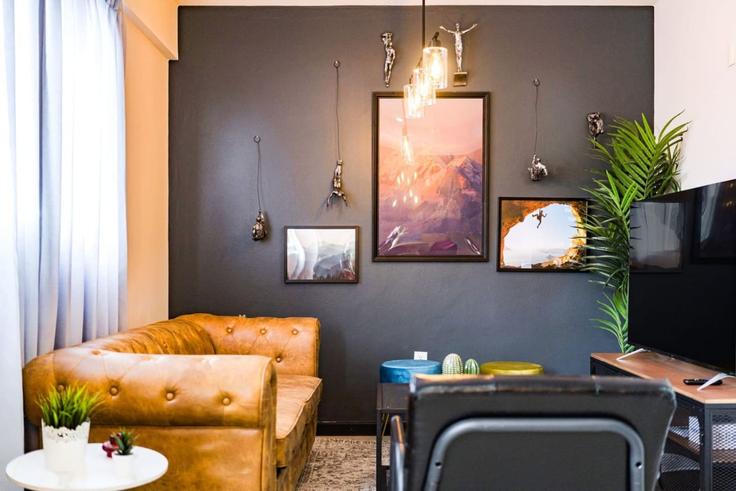 Sala de estar elegantemente projetada com móveis modernos em um apartamento no Building Avenida Álvaro Obregón - viva-houses-beyond-corp - 1592261 em Mexico City, Mexico City