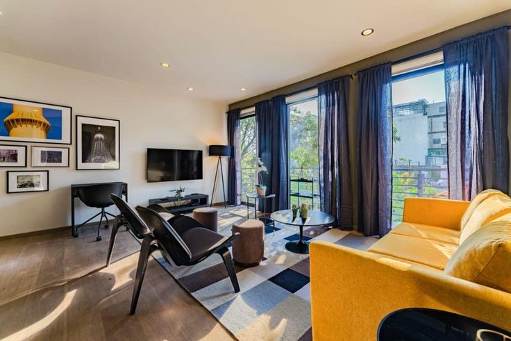 Sala de estar elegantemente projetada com móveis modernos em um apartamento no Building Jalapa - viva-houses-beyond-corp - 1592262 em Mexico City, Mexico City