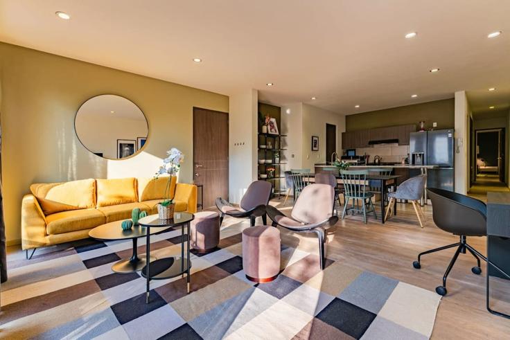Elegante sala de estar con mobiliario moderno en un apartamento en Building Jalapa - viva-houses-beyond-corp - 1592262 en Mexico City, Mexico City