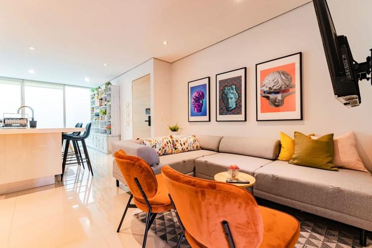 Elegante sala de estar con mobiliario moderno en un apartamento en Building San Luis Potosí - viva-houses-beyond-corp - 1592263 en Mexico City, Mexico City